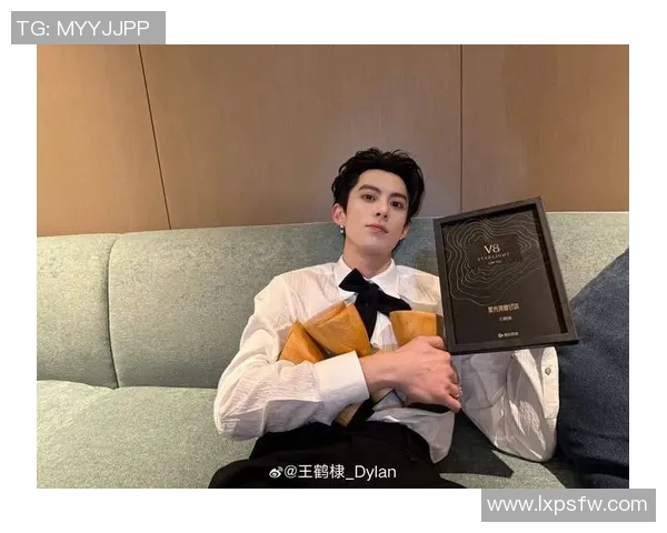 王鹤棣与足球明星的友谊之路:从球场到荧幕的精彩瞬间 王鹤棣与足球明星的友谊之路:从球场到荧幕的精彩瞬间