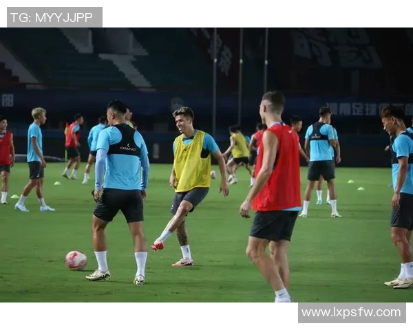 上海足球队联赛表现分析:团队配合与战术执行的深度解读 上海足球队联赛表现分析:团队配合与战术执行的深度解读